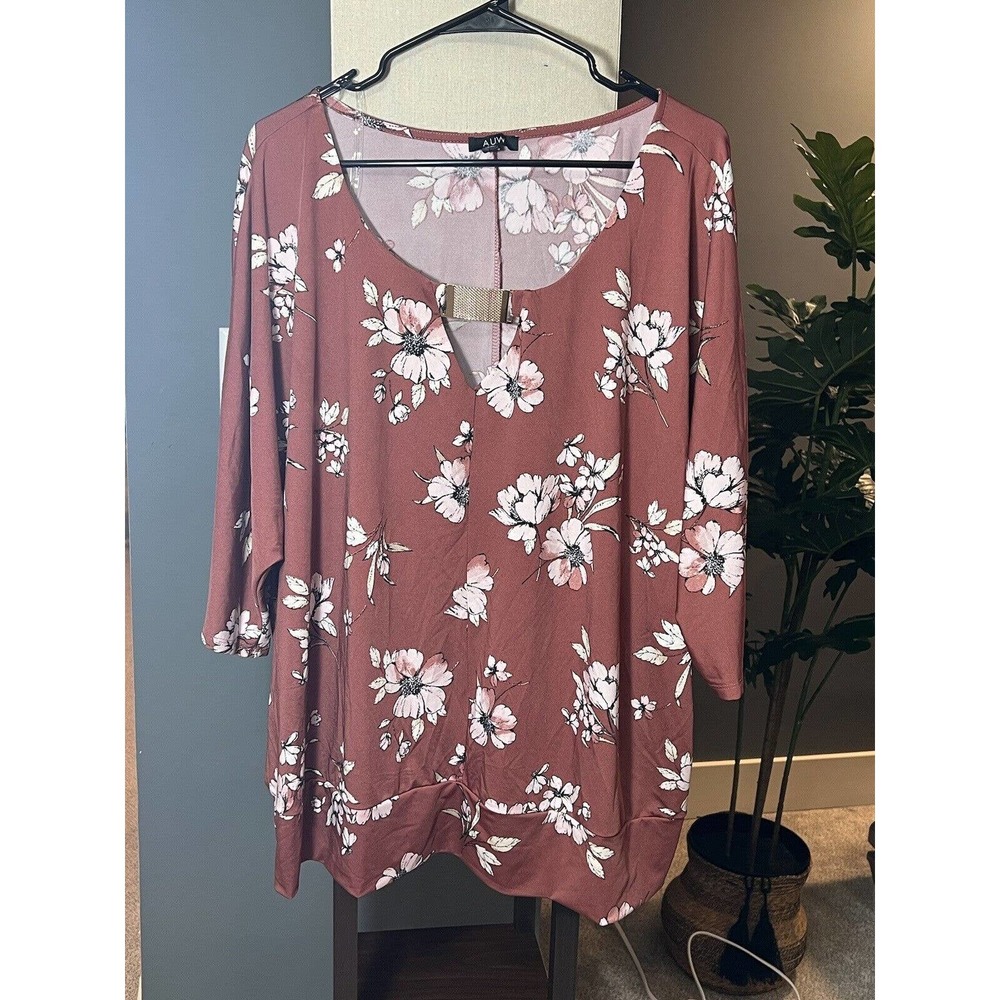 Plus Size AUW Floral Print Top with Gold Buckle Keyhole Neckline Size 3x